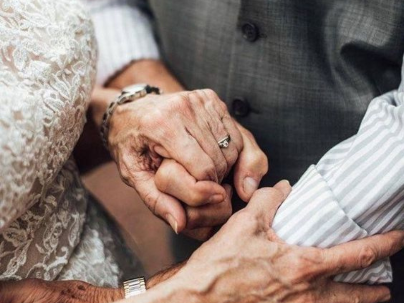 Gợi ý món quà ý nghĩa tặng kỷ niệm ngày cưới cho bố mẹ