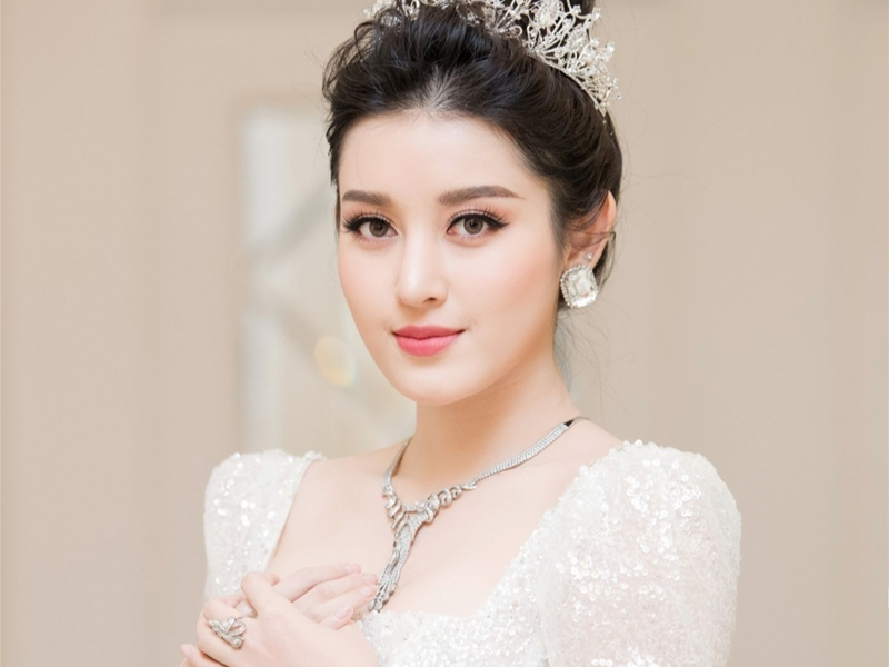 Á hậu Huyền My tỏa sáng tại sự kiện ra mắt BST The Eternity