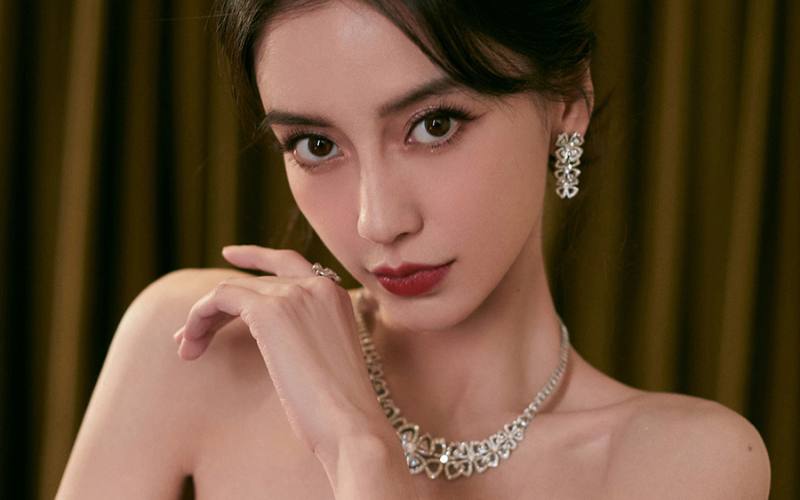 Mách bạn chọn trang sức dự tiệc cuối năm cùng ông xã thành đạt