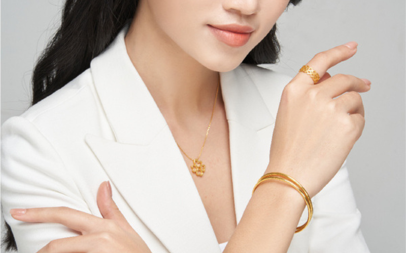 Quý cô văn phòng "định vị" khí chất với trang sức thiết kế Platin Kim Cương