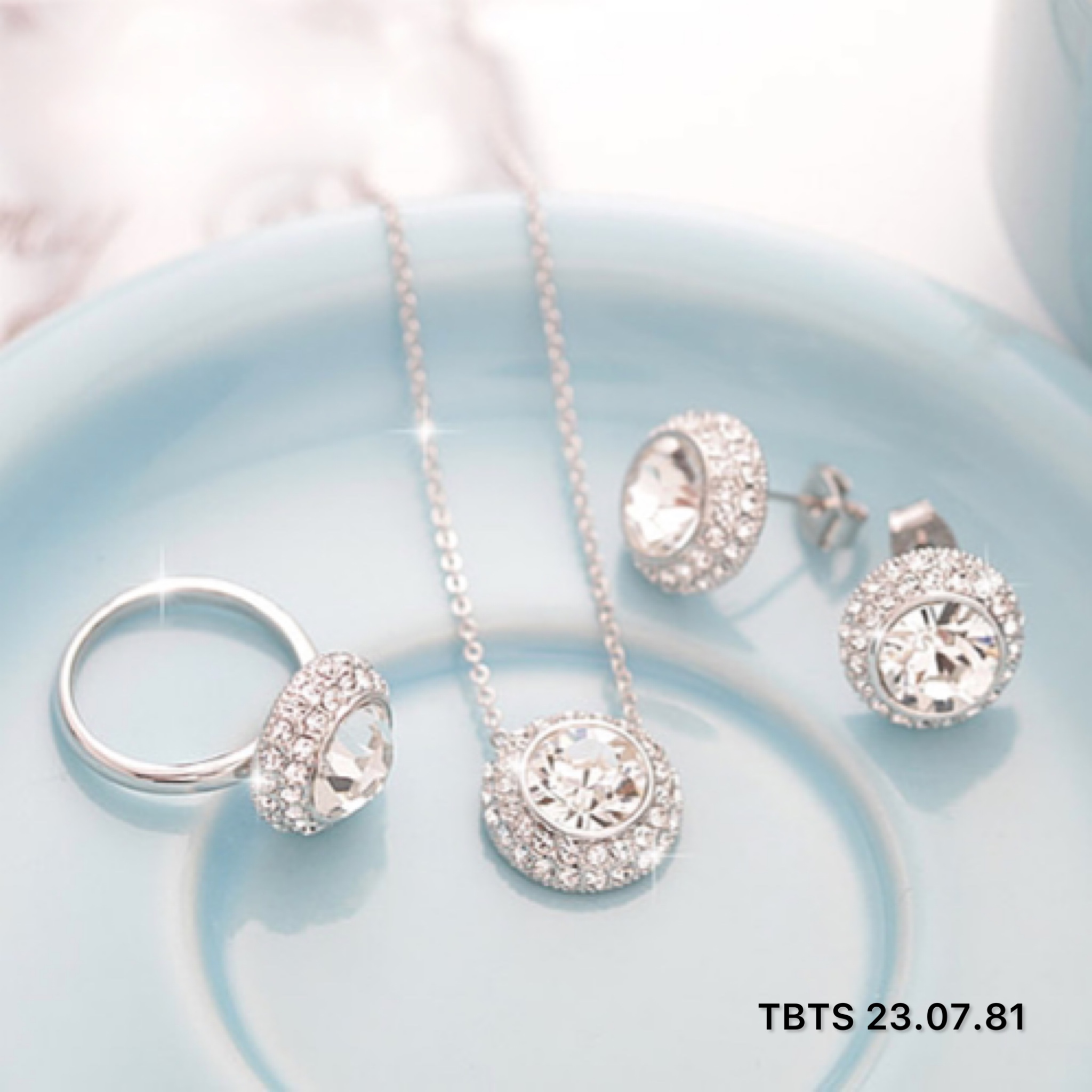 Tại sao mọi người đều thích nhận quà trang sức thiết kế Platin kim cương vào đầu năm mới?