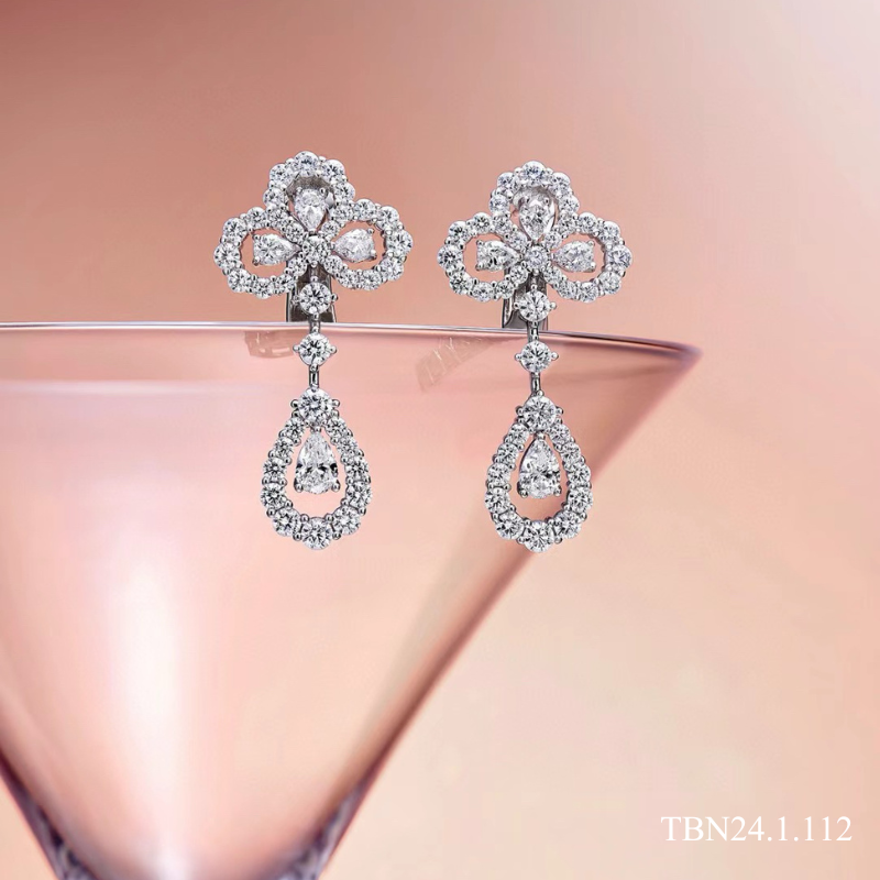 Tại sao nên đeo bông tai Platin hay bông tai vàng trắng? Tầm quan trọng của chất liệu bông tai