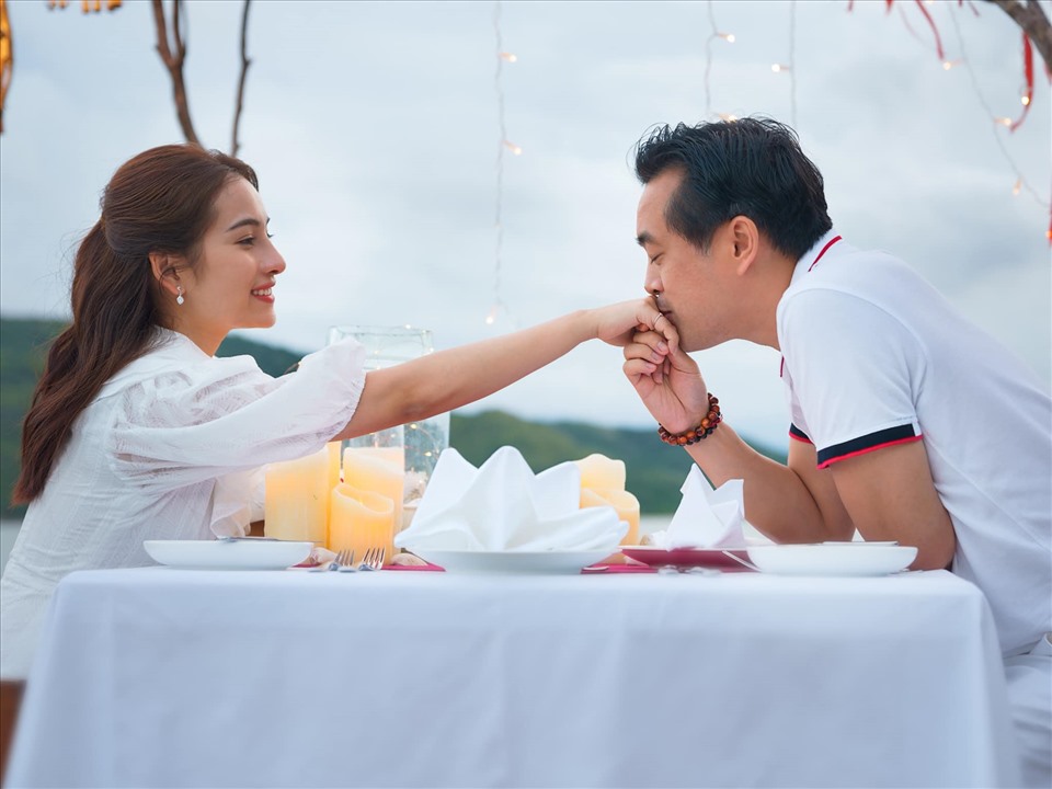 Cặp đôi quan chức chọn món quà nào cho ngày kỉ niệm cưới thêm thăng hoa?