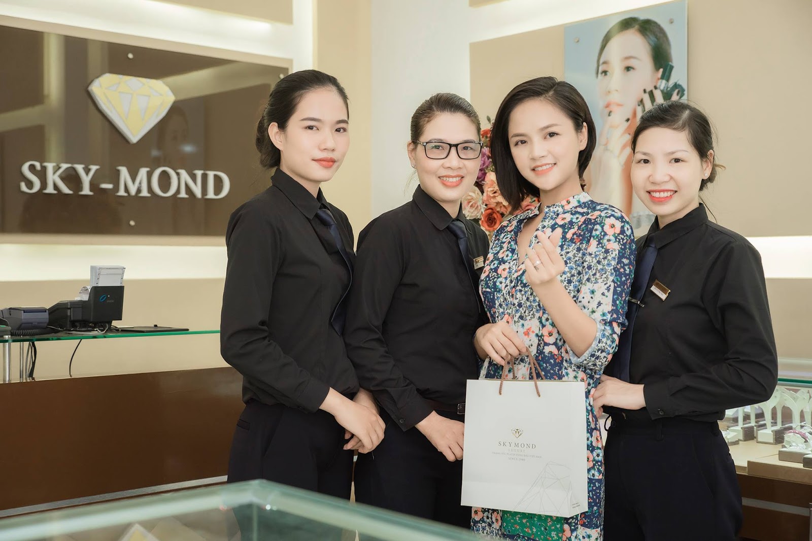 Vì sao các cặp đôi trẻ chọn thiết kế nhẫn cưới thay vì mua sẵn ?