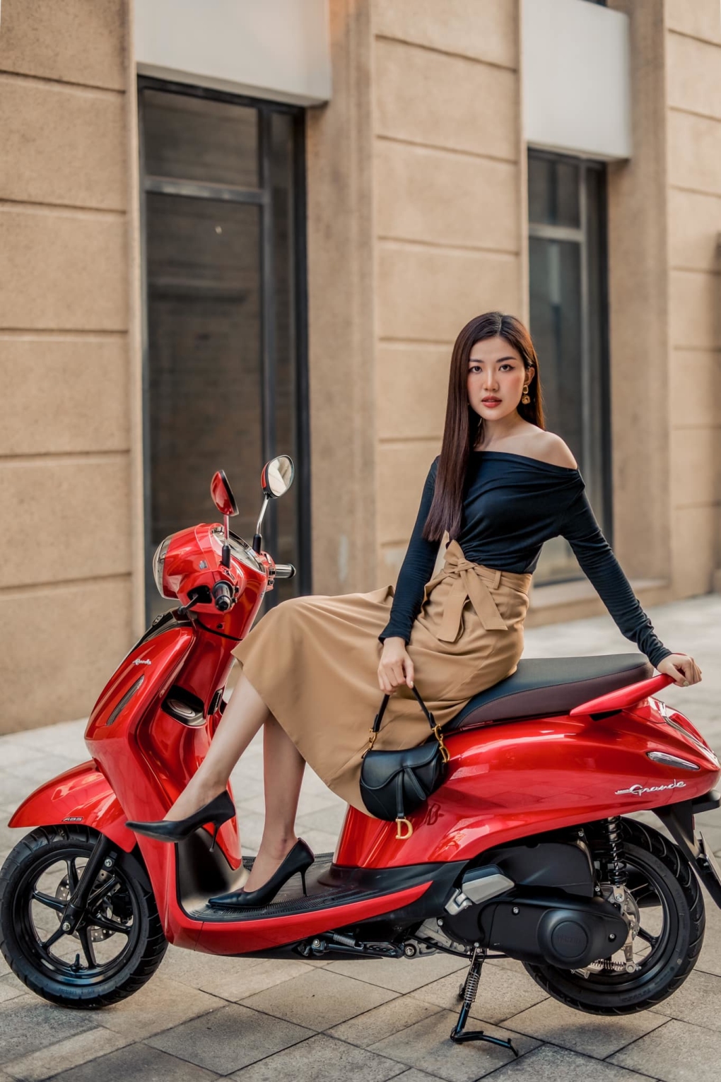 Kaity Nguyễn, Thùy Tiên, Lương Thanh khoe dáng với tông màu đỏ, đen