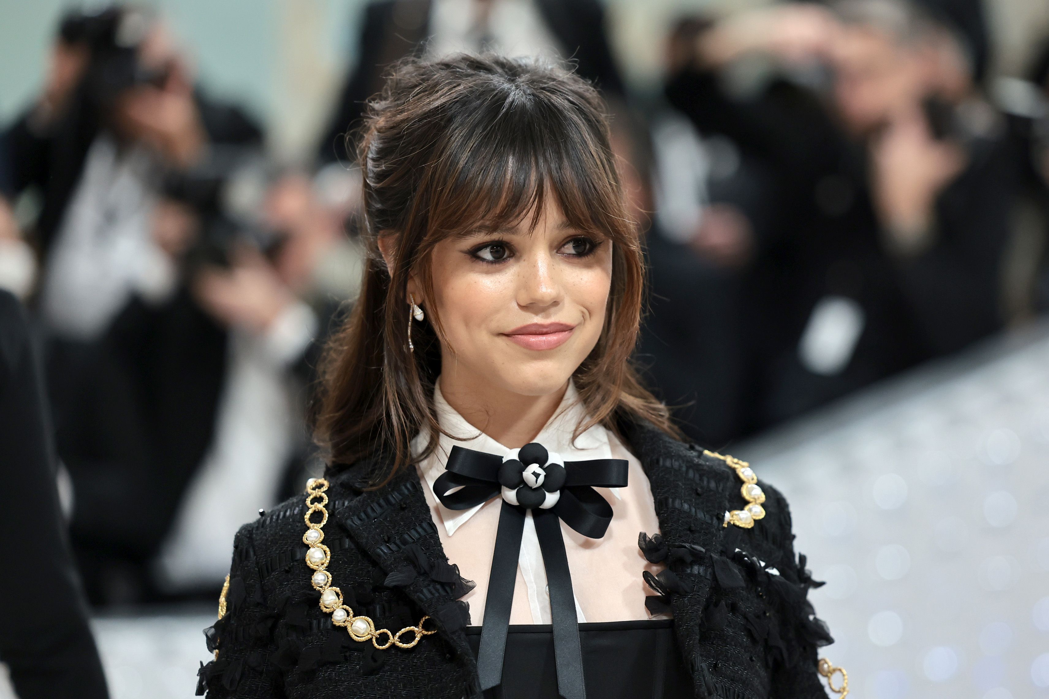 “Beetlejuice Beetlejuice” hồi sinh thời trang Goth đón mùa ma quỷ