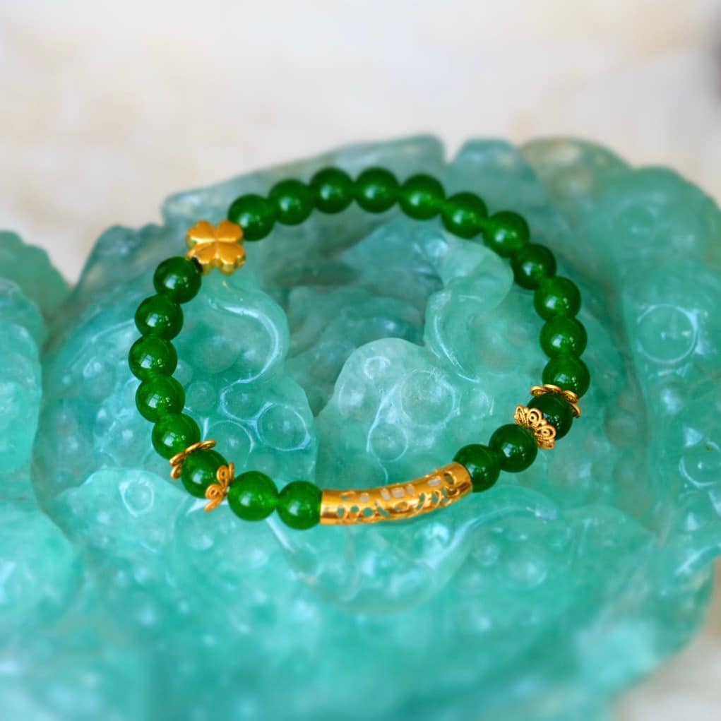Vòng đá phong thủy ngọc lục bảo charm cỏ 4 lá