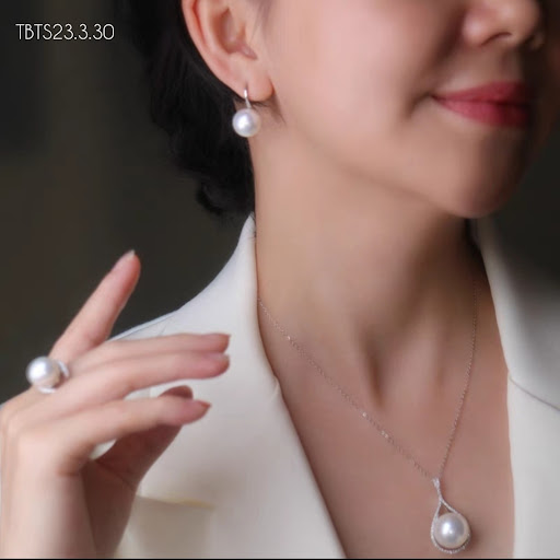 Bật mí tips đeo trang sức ngọc trai cho quý cô văn phòng