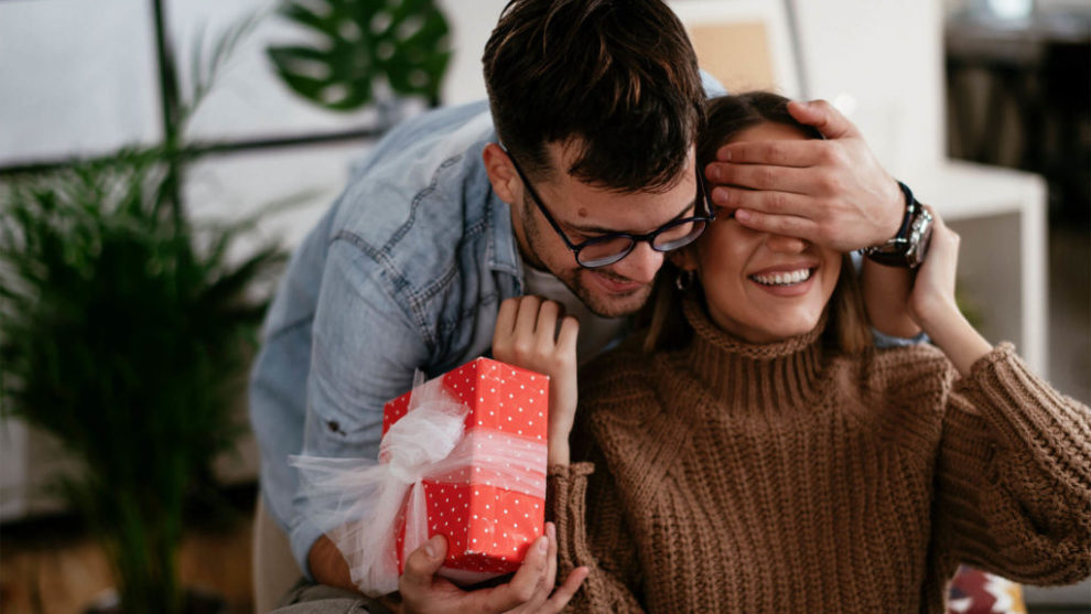 QUÀ TẶNG PHỤ NỮ: KHÔNG CHỈ LÀ MÓN QUÀ, MÀ LÀ CẢ TẤM LÒNG