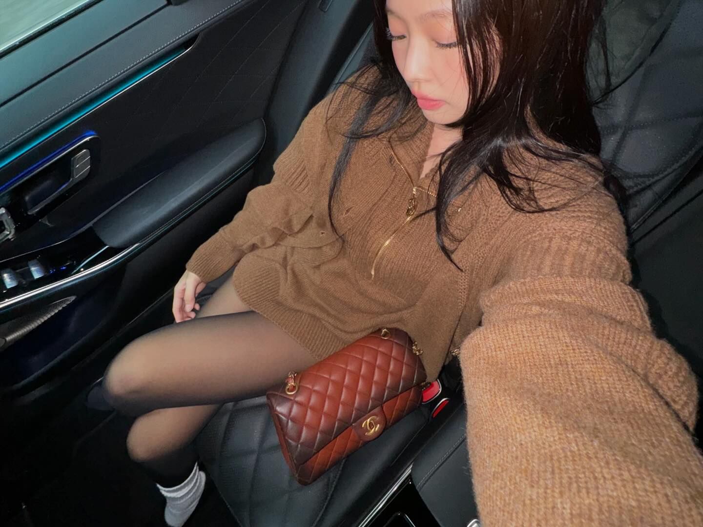 jennie diện áo len màu nâu