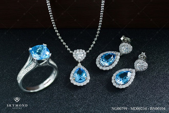 Mách bạn chọn trang sức dự tiệc cuối năm cùng ông xã thành đạt