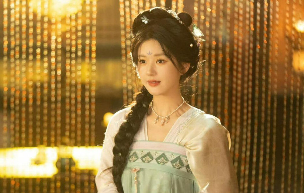 Khám phá tủ đồ cổ trang “như châu như ngọc” của Triệu Lộ Tư trong “Rèm Ngọc Châu Sa”