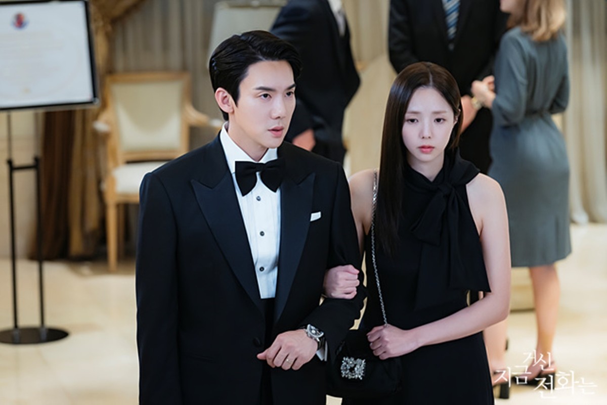 Khi điện thoại đổ chuông gây sốt bởi visual cặp đôi chính