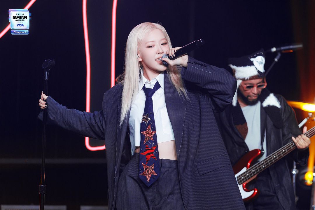 rose diện cà vạt tại mama 2024