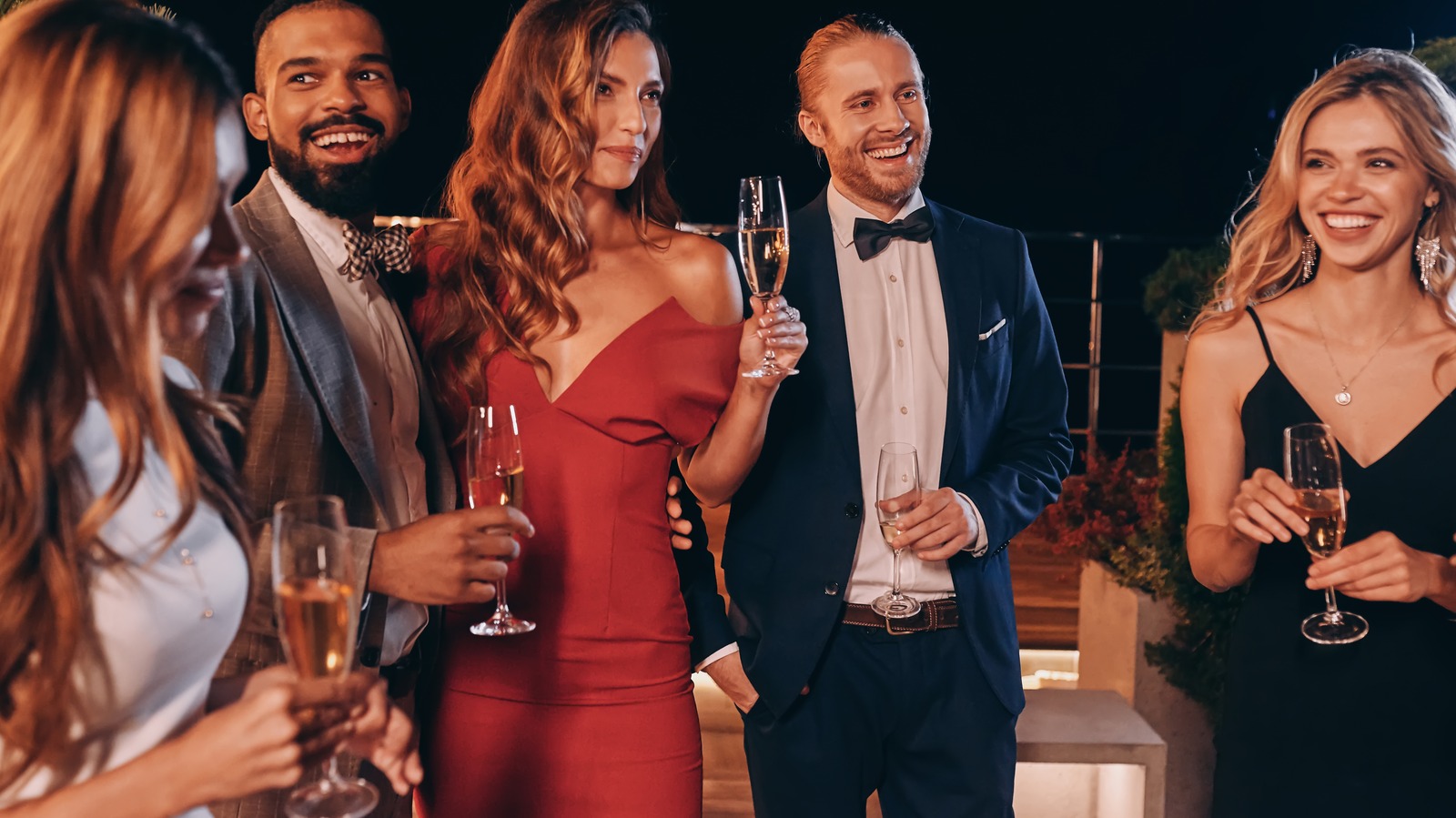 Lên đồ nổi bật với 5 gợi ý trang phục tham dự Year end party