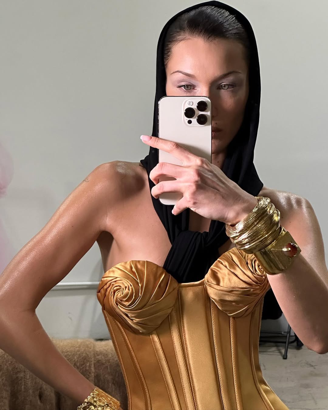 Bella Hadid trang phục vàng gold