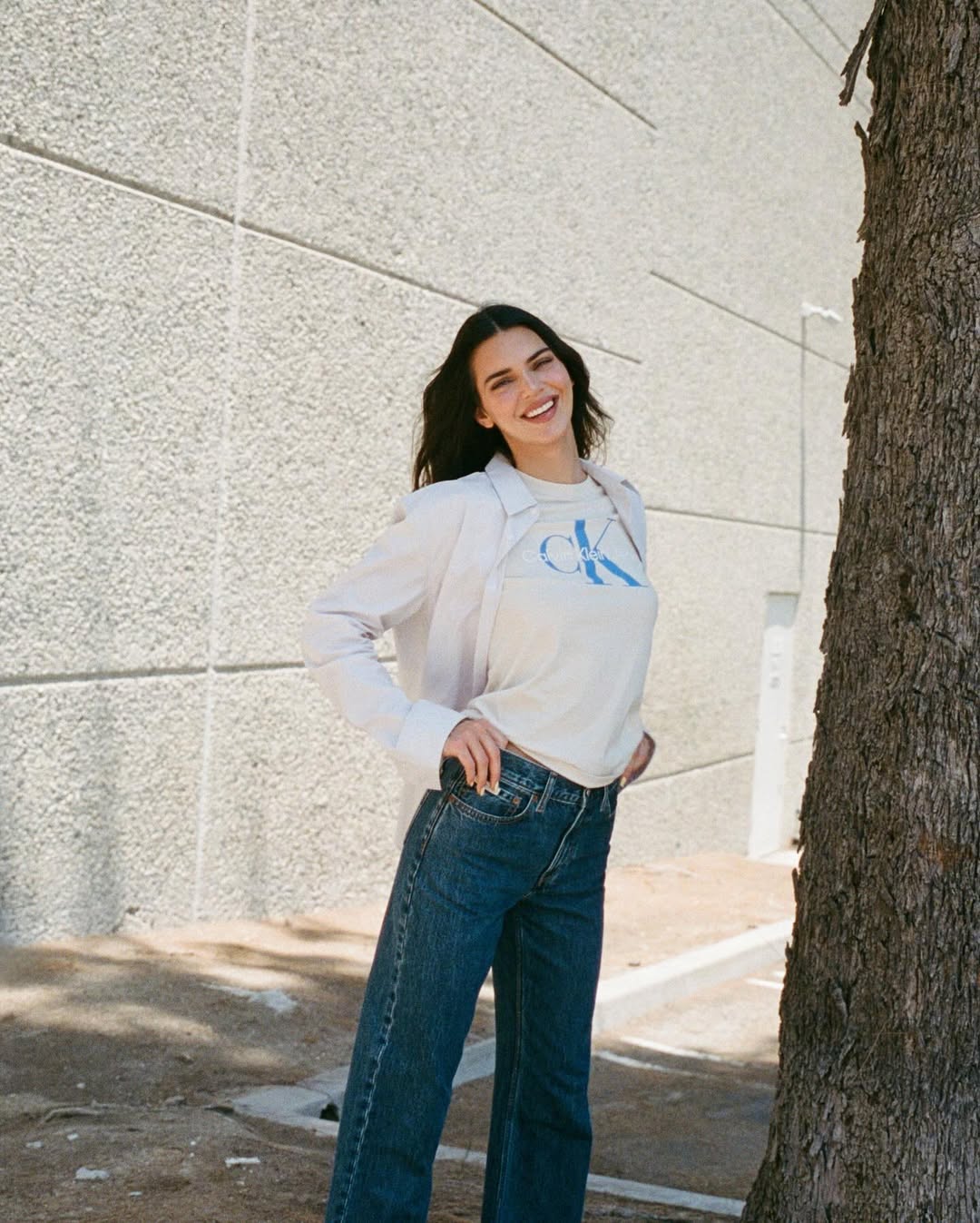 Kendall diện quần jeans basic