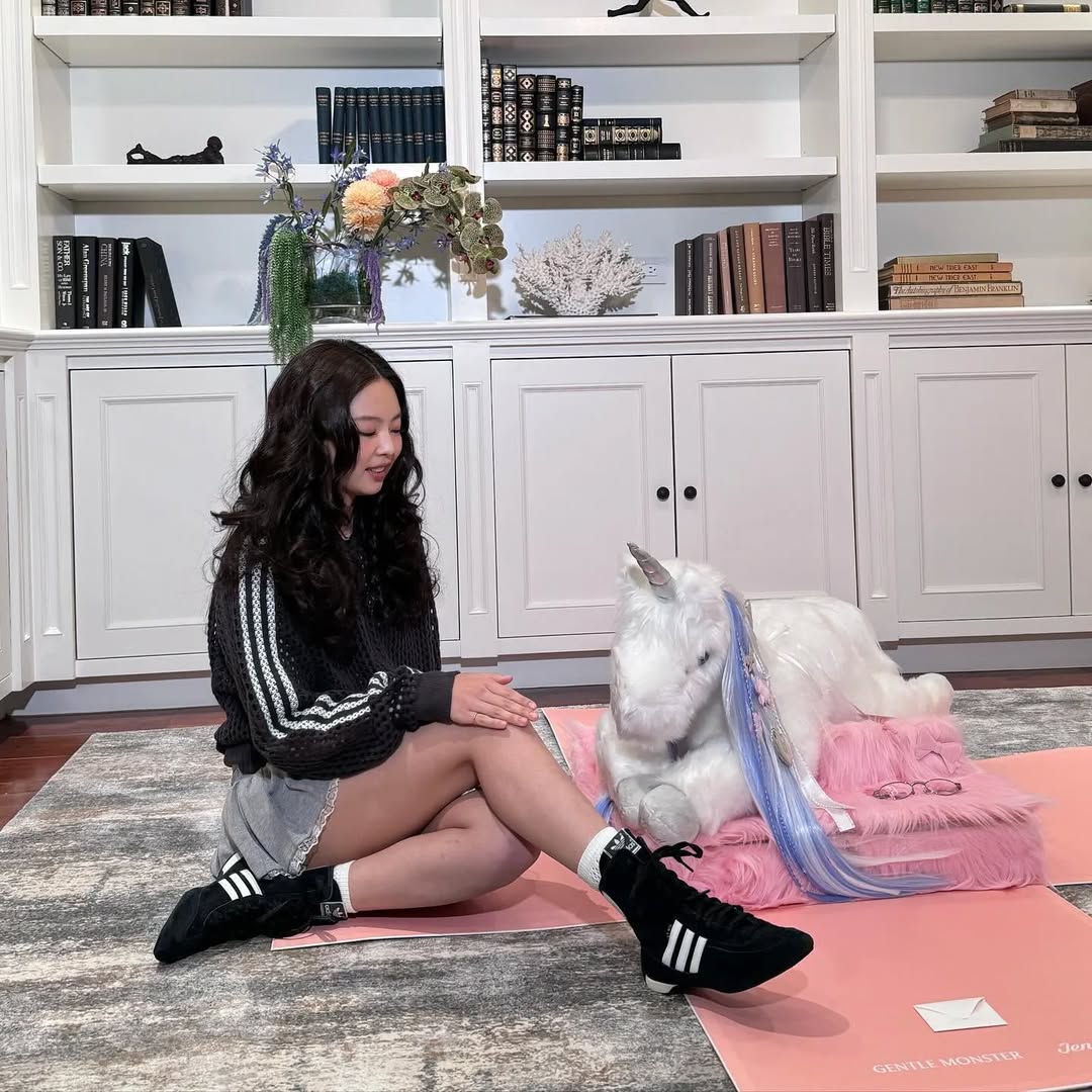 Jennie diện sneaker adiddas đen