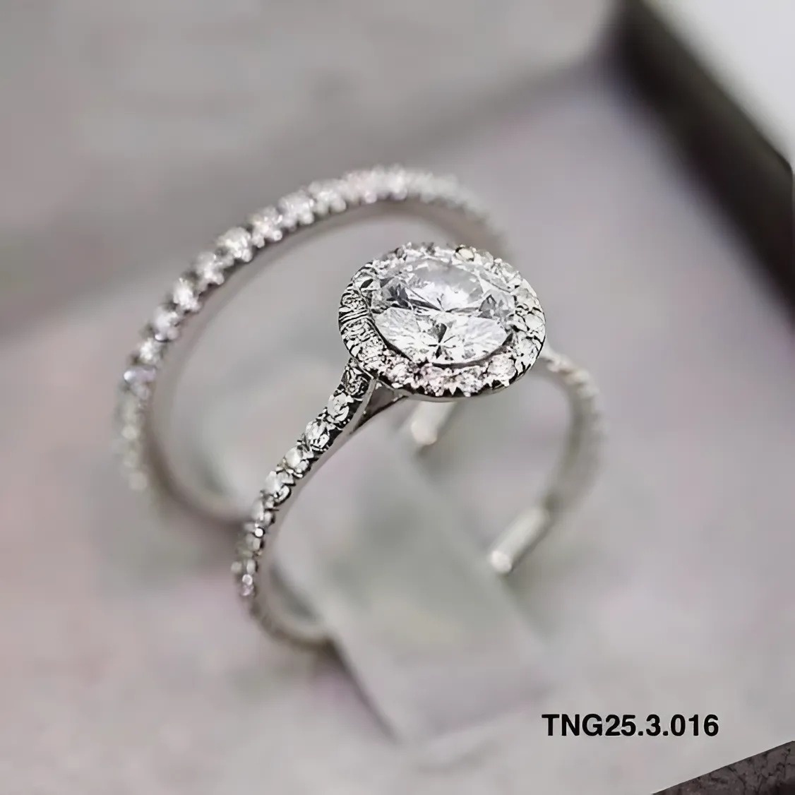 đeo nhẫn bạch kim thể hiện thành công