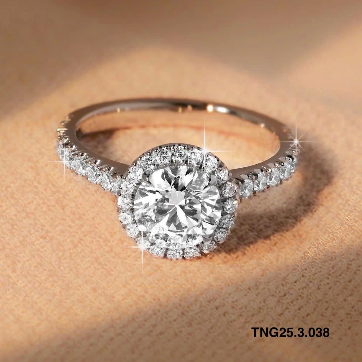 phụ-nữ-đeo trang-sức-bạch-kim-cuốn-hút