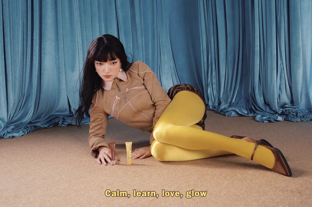 Những đôi vớ thời trang và hành trình tái định vị bản sắc cá nhân