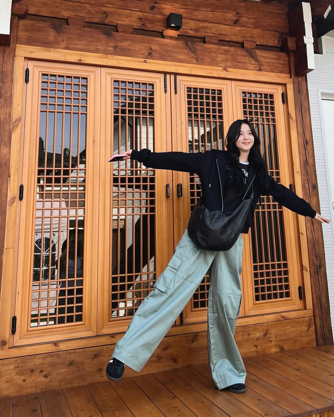 Jisoo quần cargo kaki