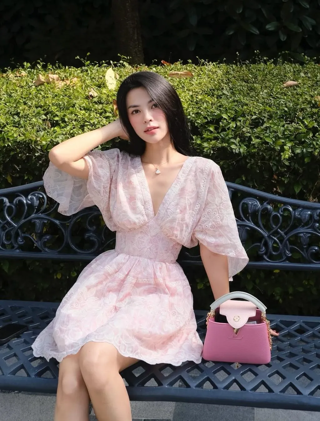 Thiết kế bay bổng mang lại sự nữ tính tinh tế.