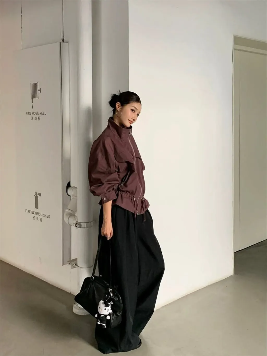 Áo gió chạm đến nét phóng khoáng trong từng bước xuống phố