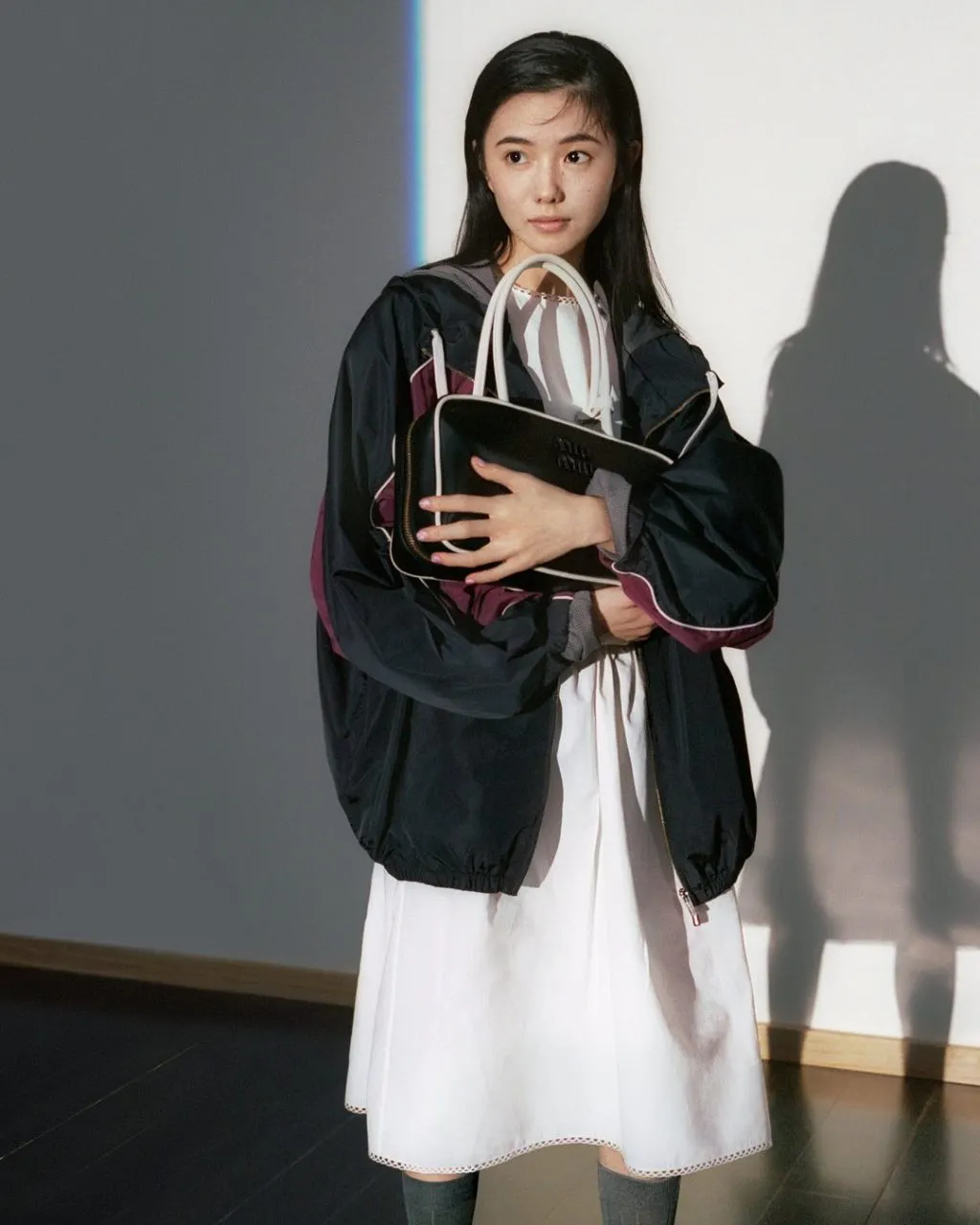 Sự cân bằng độc đáo khi áo gió đi cùng chân váy midi