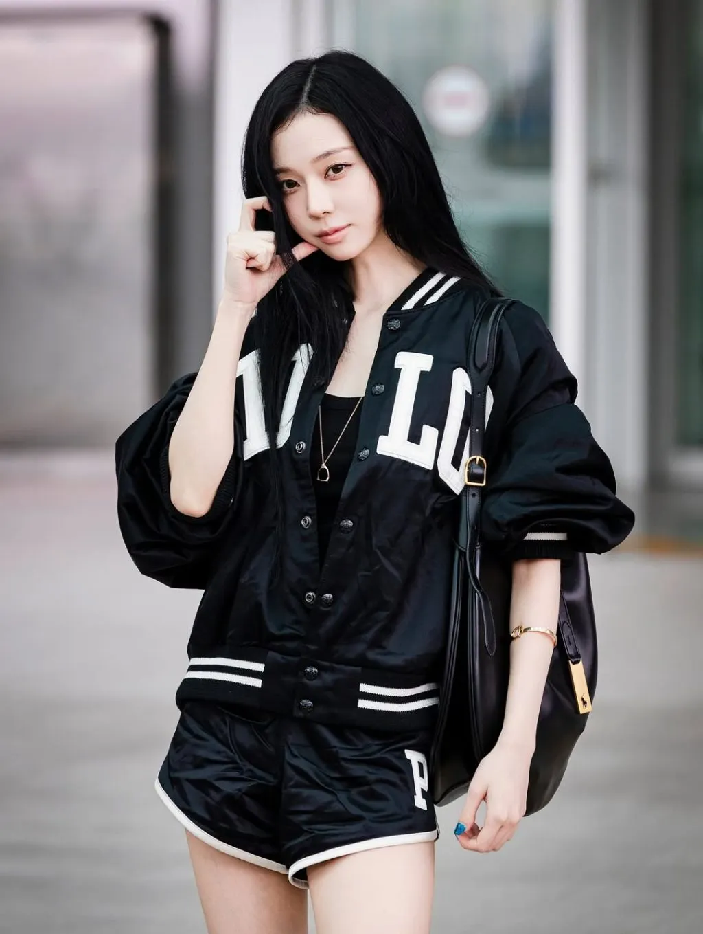 Áo gió tạo sự đối lập ấn tượng cùng quần short phóng khoáng