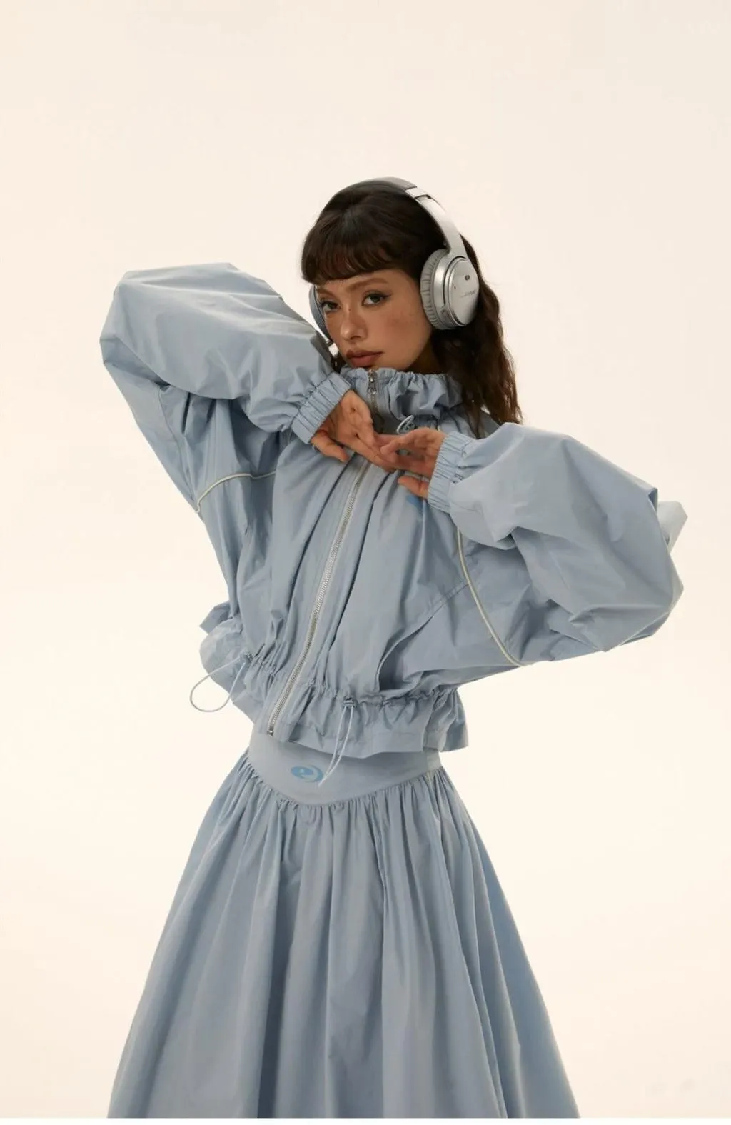 Áo gió lửng tạo đường nét mềm mại cho maxi dress