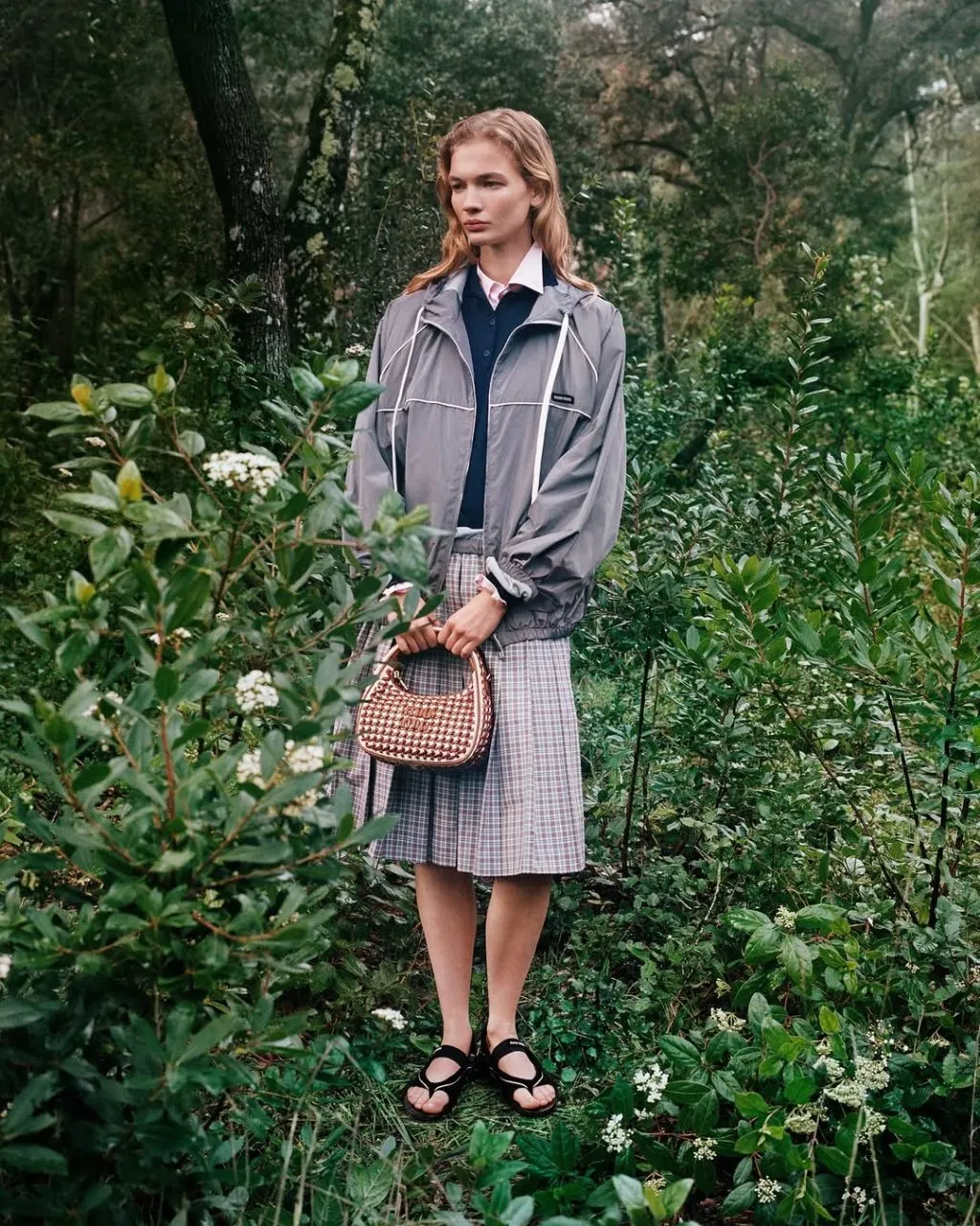 Layer jacket cùng váy liền hé mở một bản phối ngọt ngào