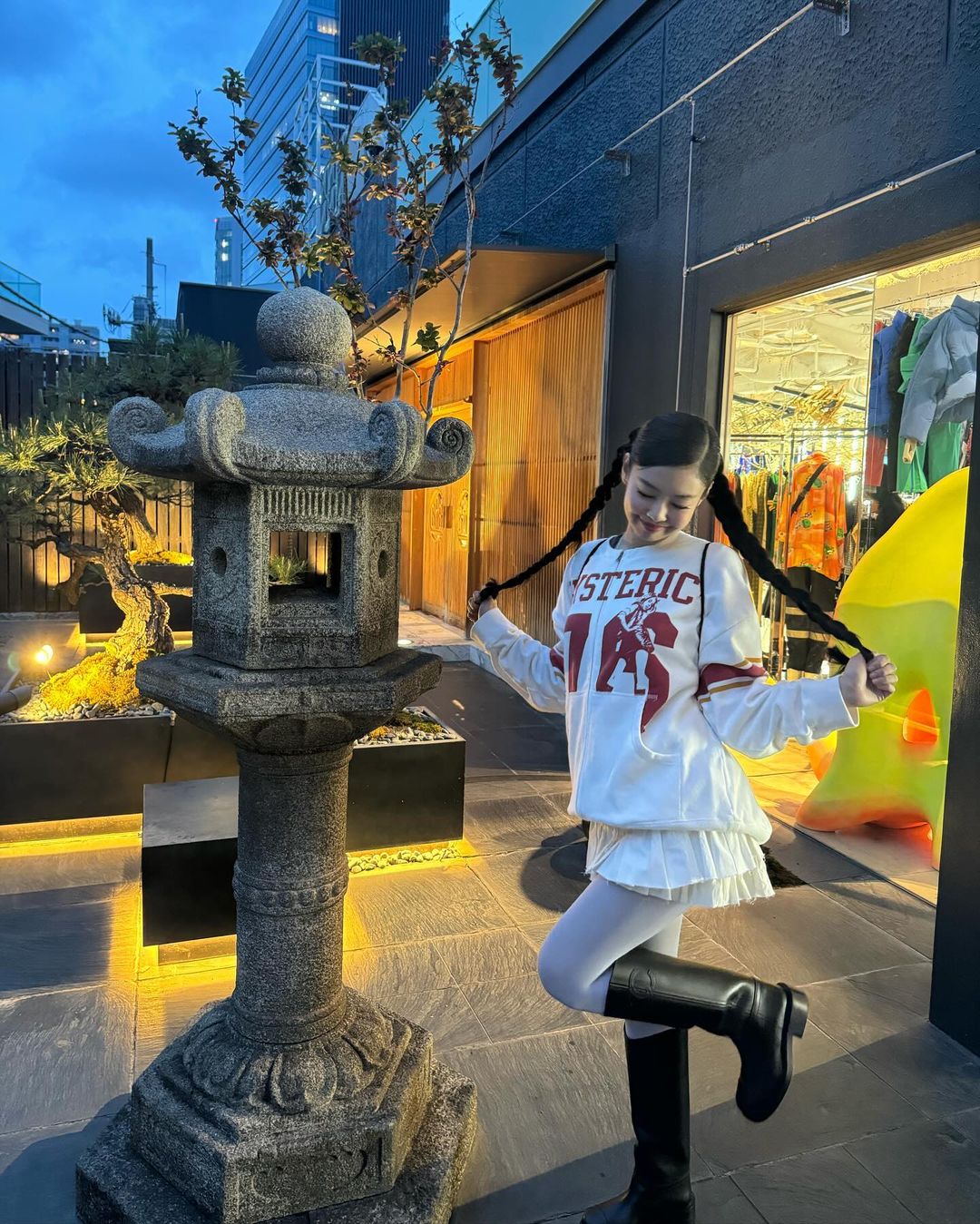 jennierubyjane diện váy ngắn và đồ thể thao