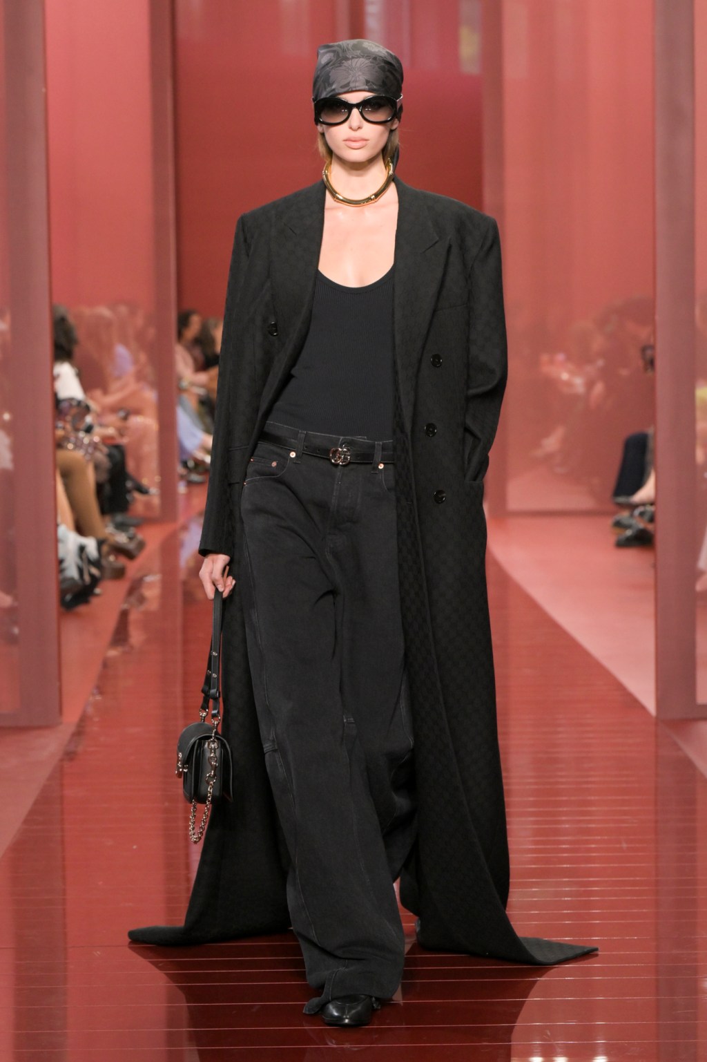 trench coat đen Gucci