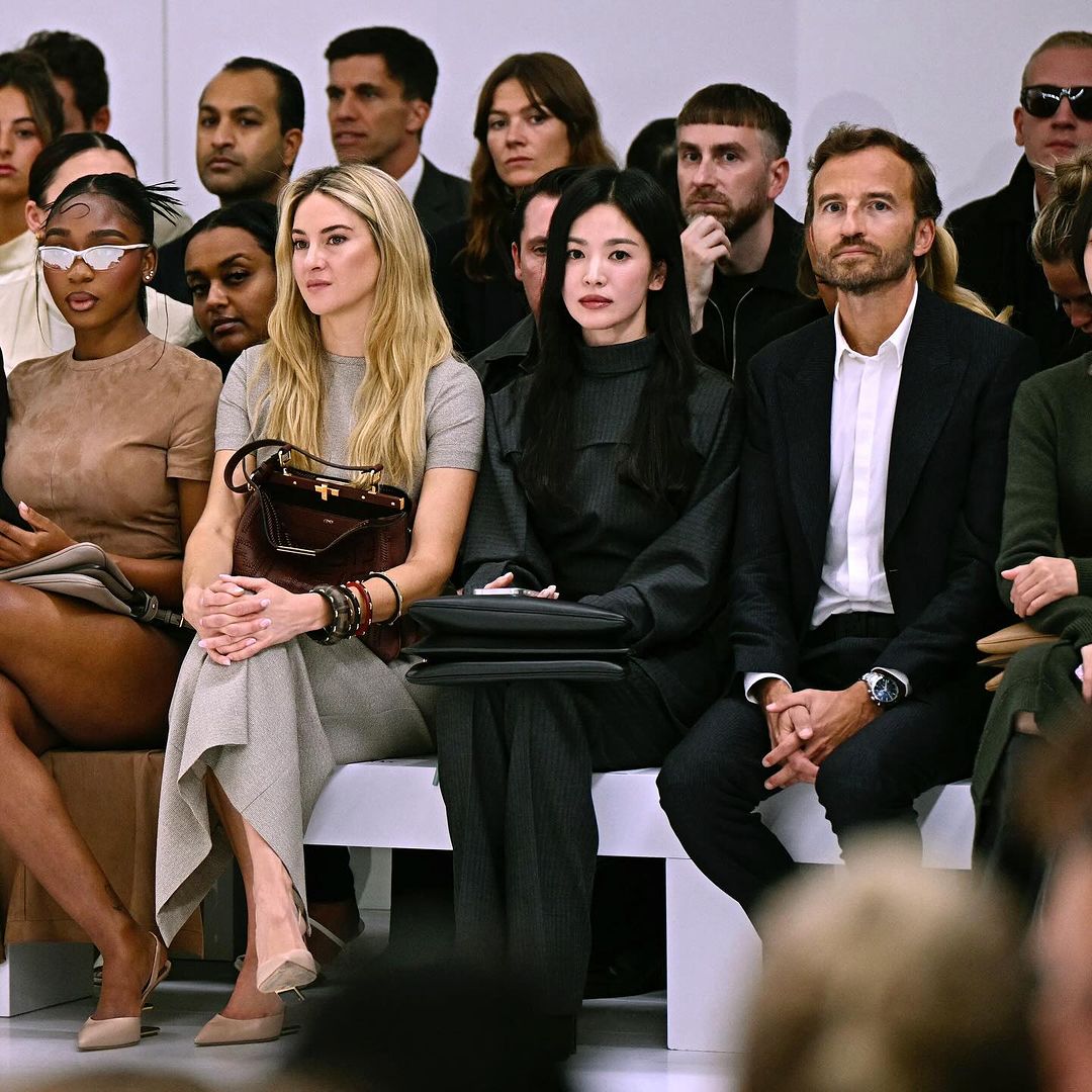 Song Hye Kyo mặc đồ màu xám và ngồi hàng ghế đầu theo dõi show thời trang của Fendi tại Milan Fashion Week
