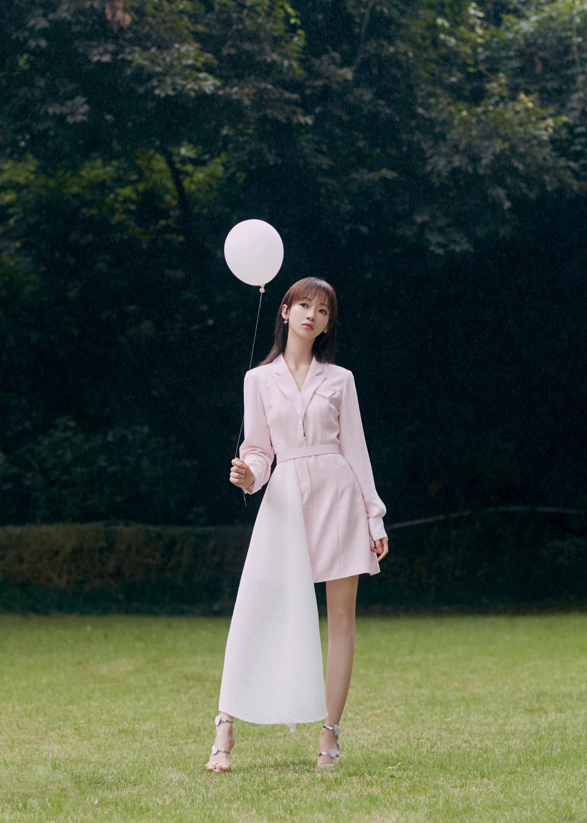 nữ chính "Xuân Hoa Diễm" diện hồng pastel