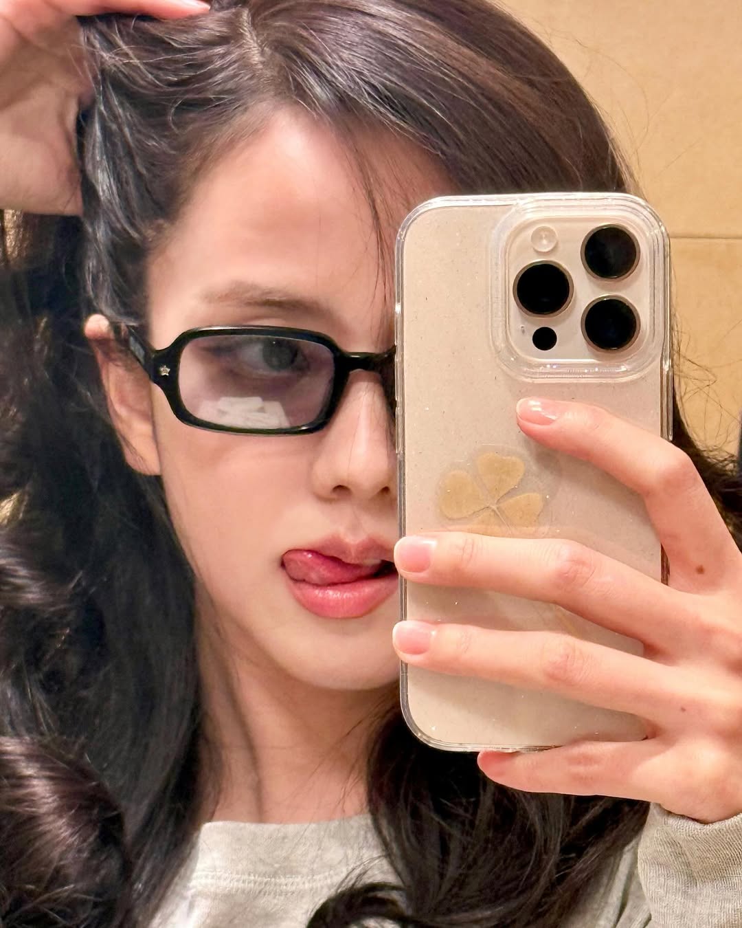 Jisoo và mắt kính gọng chữ nhật