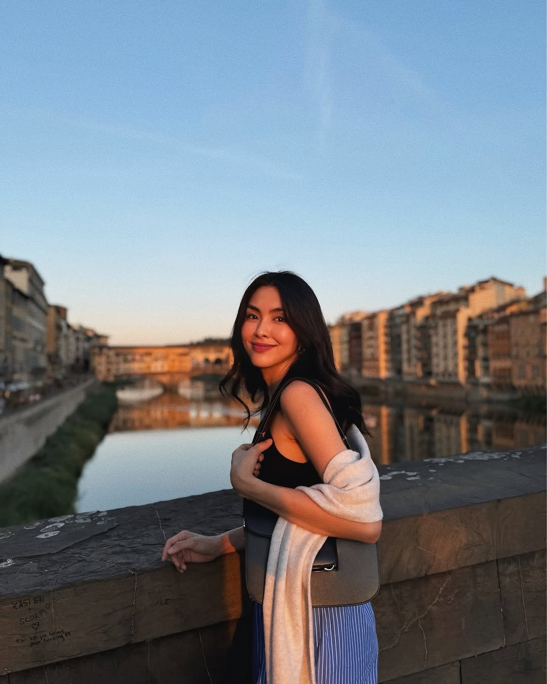 Tăng Thanh Hà mặc quần họa tiết kẻ sọc