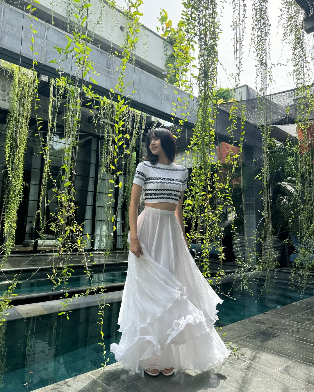 Lisa chân váy xoè màu trắng