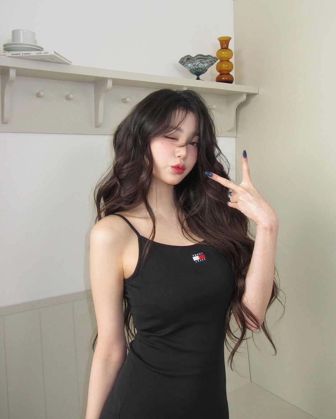 wonyoung diện đầm 2 dây 