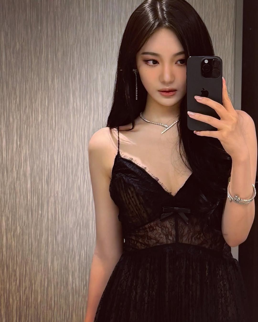 Ning ning mặc đầm đen 2 dây 