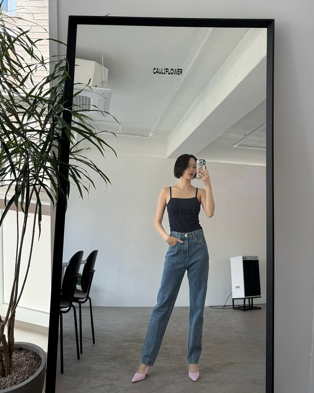 áo phối quần jeans ống đứng 