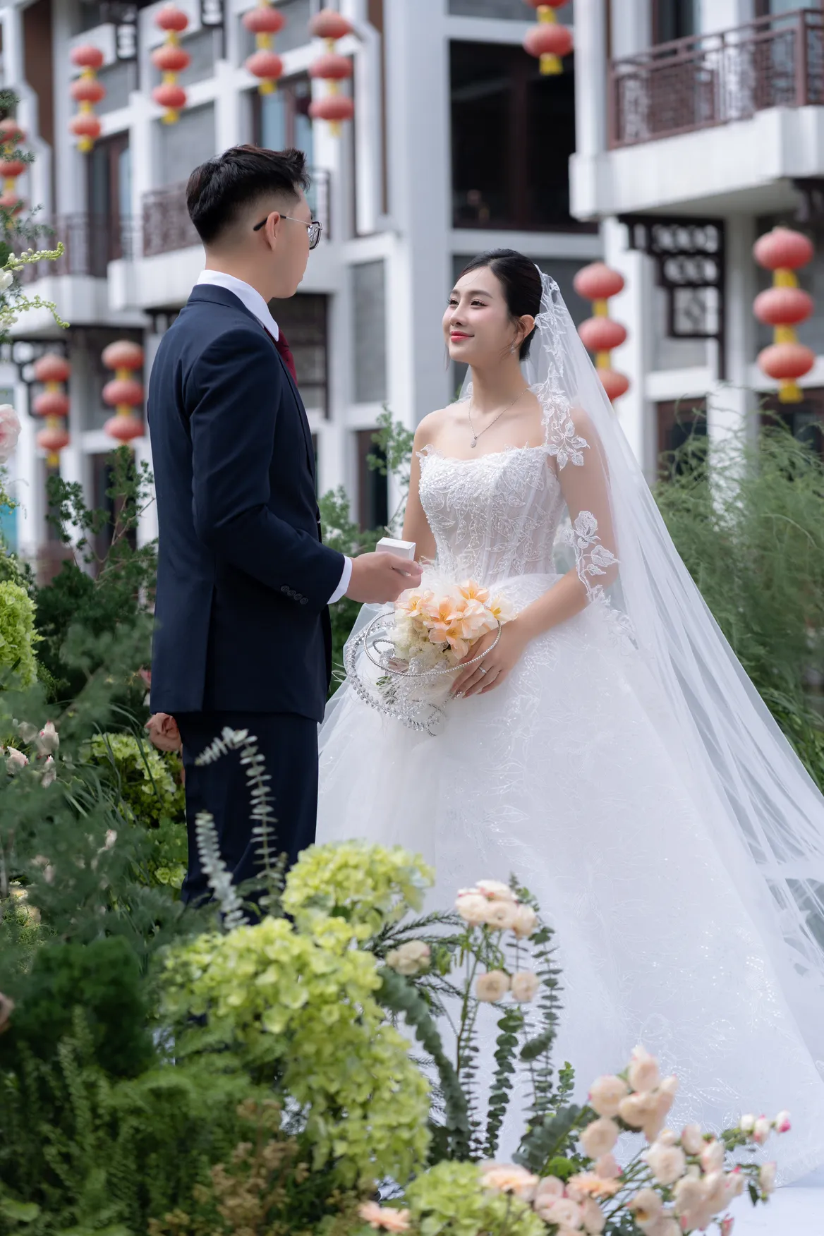 cặp đôi hài lòng với sản phẩm của Skymond Luxury