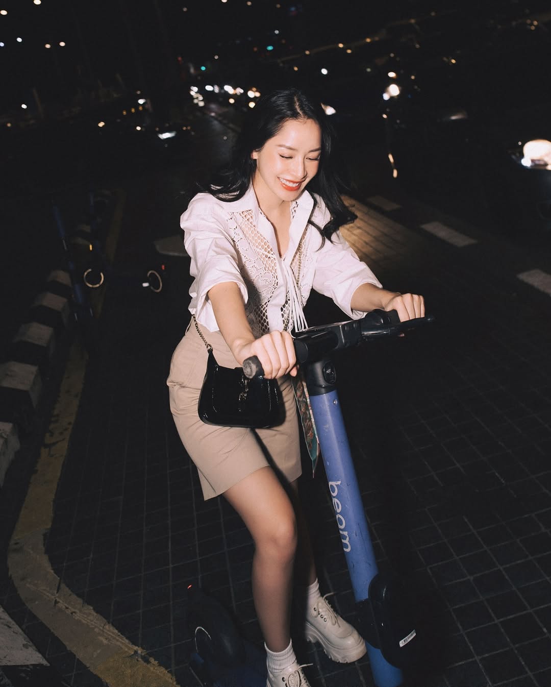 Chi Pu quần short kaki màu be