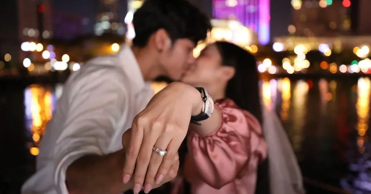 trao nhẫn cầu h&ocirc;n