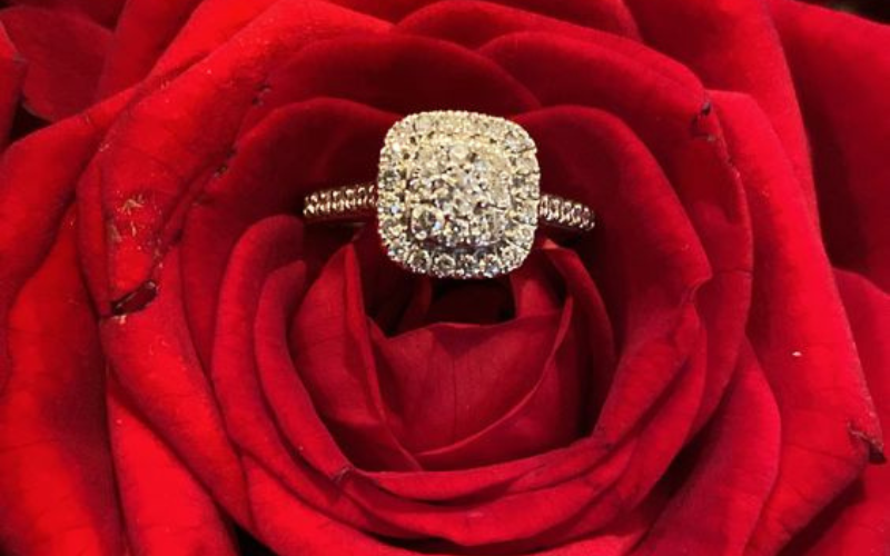 Phân biệt nhẫn cưới và nhẫn cầu hôn. Lựa chọn nhẫn cầu hôn và nhẫn cưới kim cương ưng ý nhất