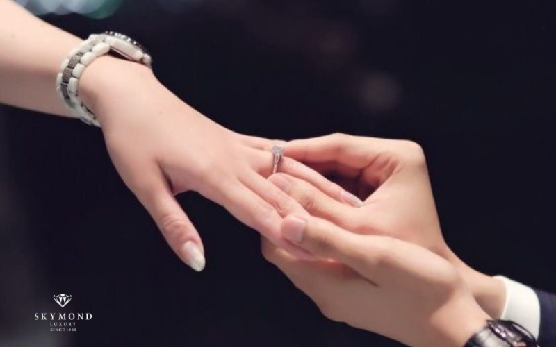 Ý nghĩa và bí quyết chọn nhẫn cầu hôn ưng ý